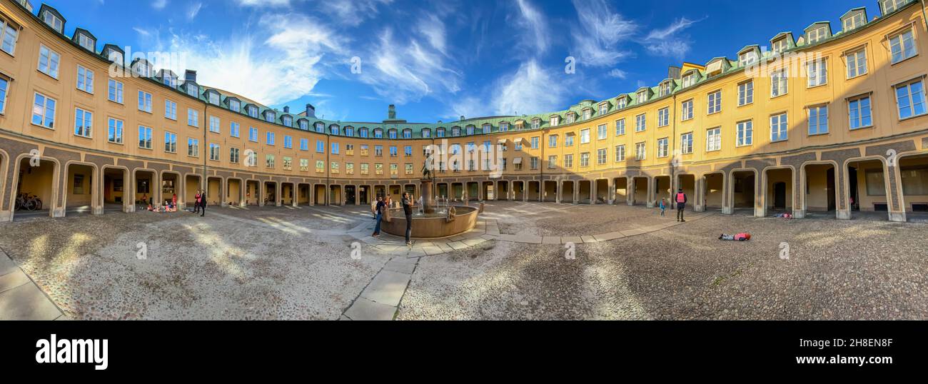 Stockholm, Suède, le 27 septembre 2021 : vue panoramique d'un bâtiment incliné spécial sur la place Brantingtorget avec une statue de Banque D'Images