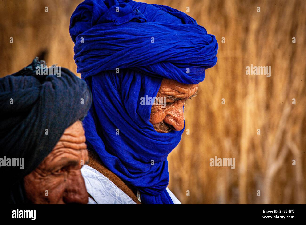 Mali, Tombouctou , gros plan portrait d'un tuareg avec un turban bleu.Portrait d'un Tuareg avec turban indigo Banque D'Images