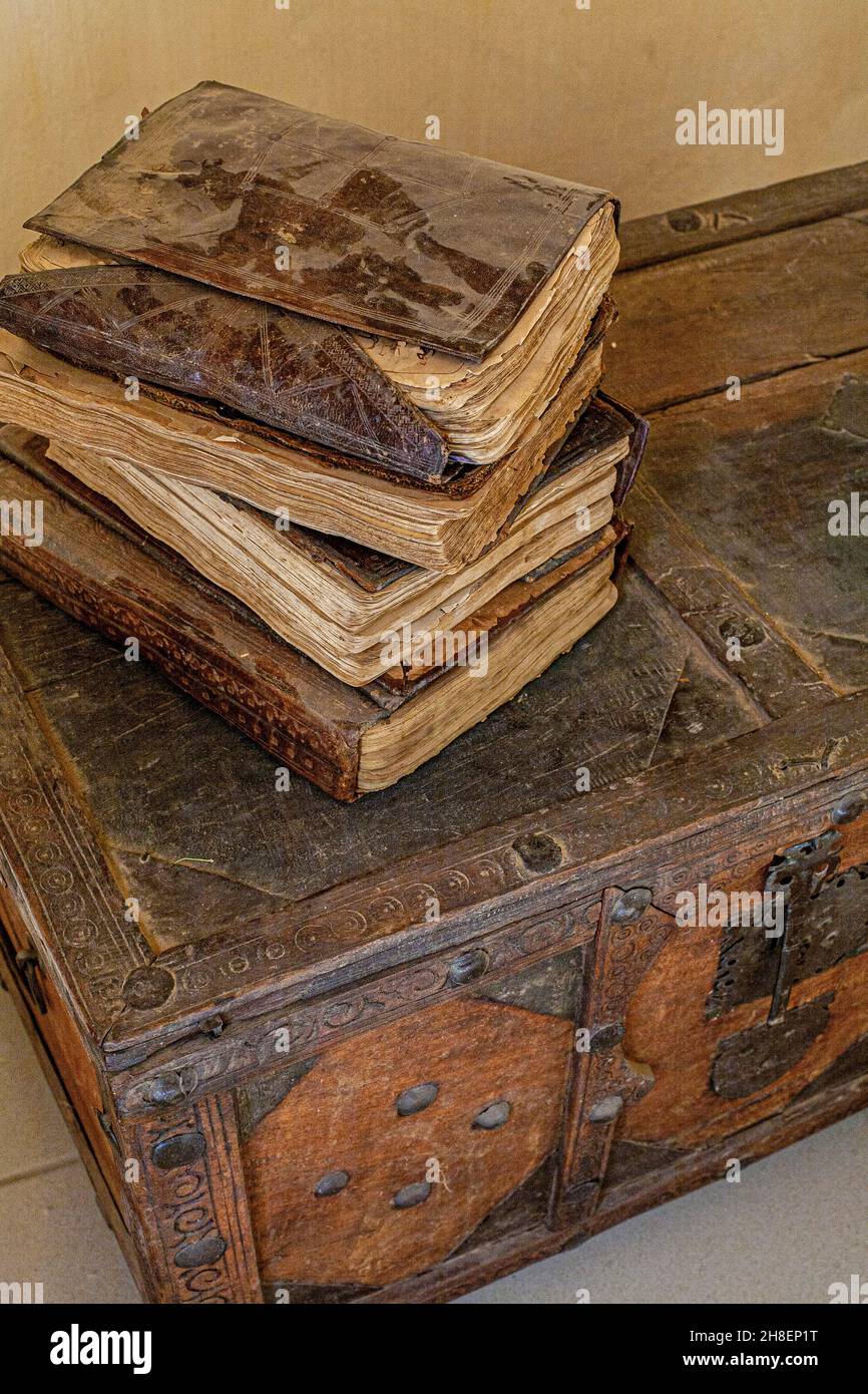 Pile de manuscrits à la bibliothèque privée Al-Wangari, à Tombouctou , Mali , Afrique . Banque D'Images