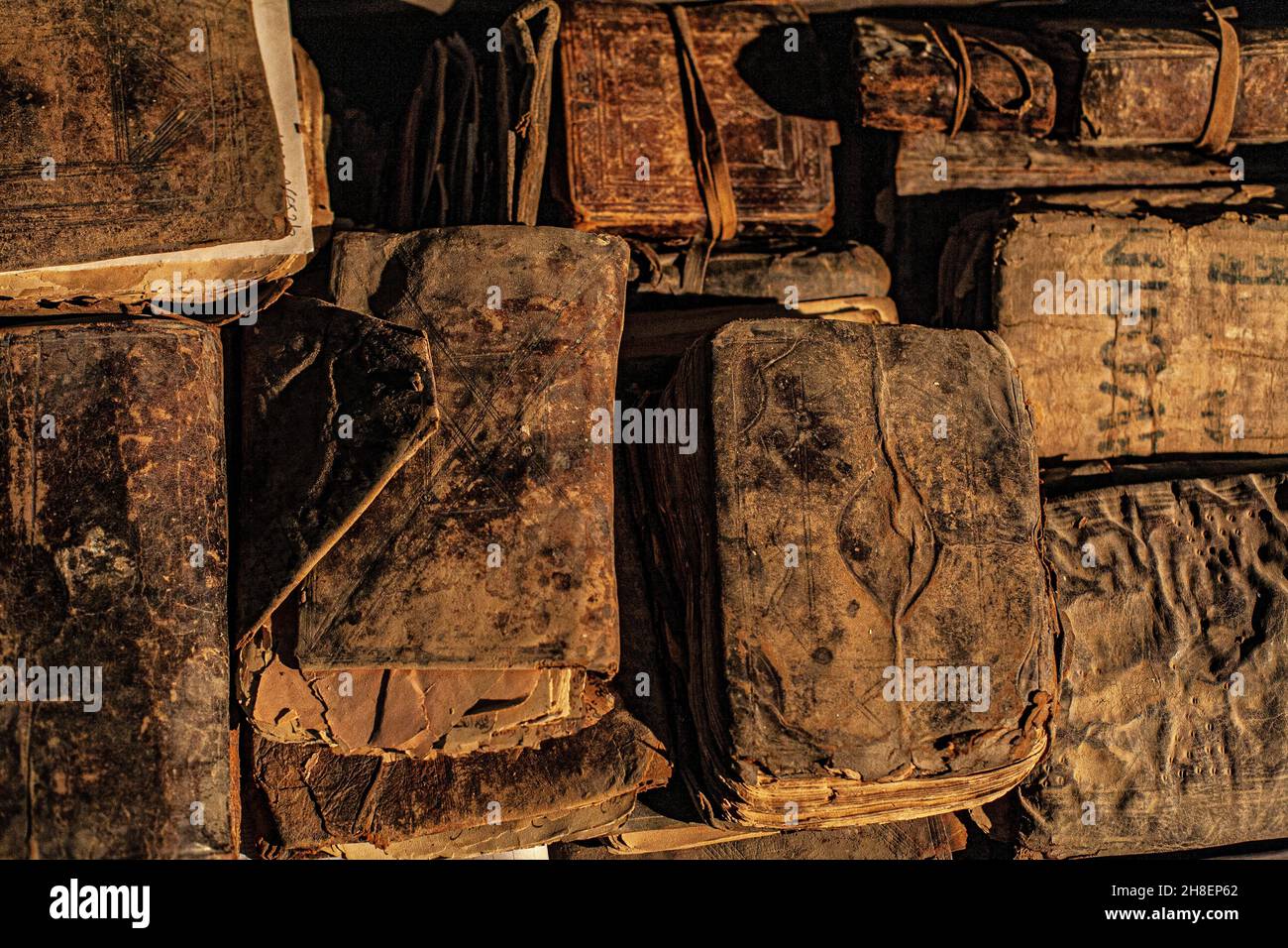 Fondo Kati Bibliothek/Ismaël Diadié Kuti fils de la famille manuscrits keept dans une boîte métallique à Tombouctou , Mali, Afrique. Banque D'Images