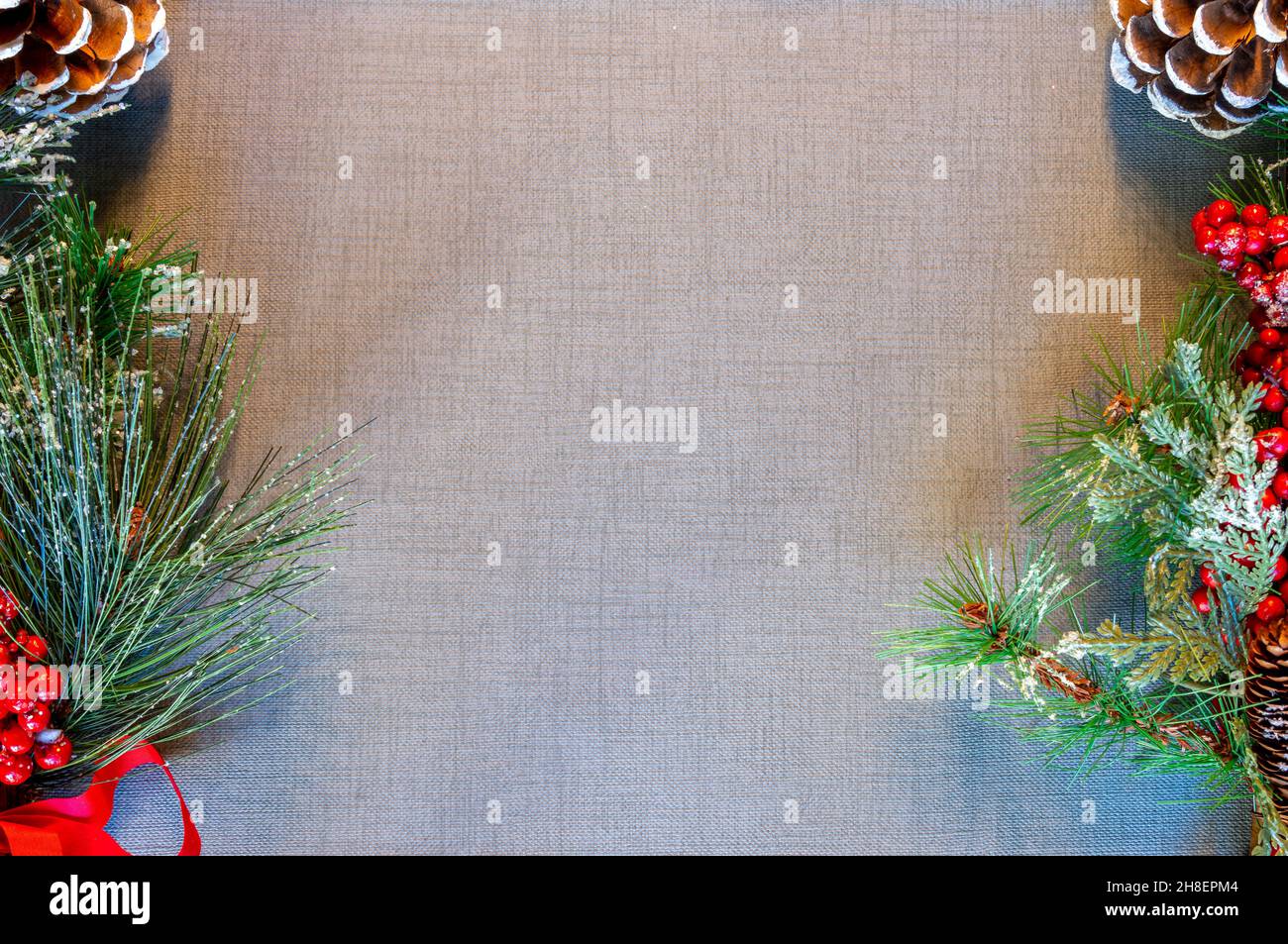 Vue de dessus de la décoration d'époque sur un napperon gris Banque D'Images