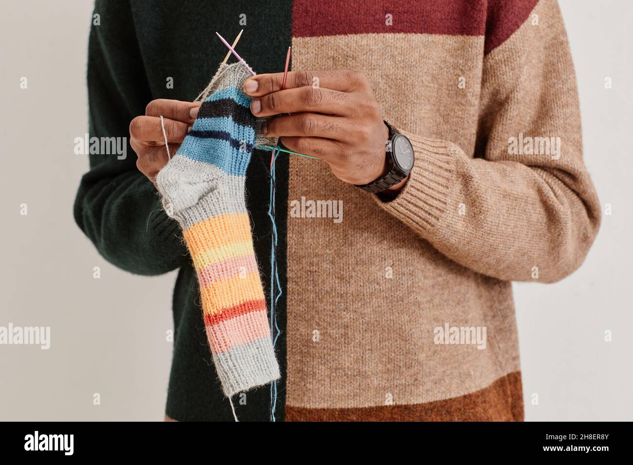 Portrait court de jeunes Afro-américains hommes tricots chaussettes, espace copie Banque D'Images