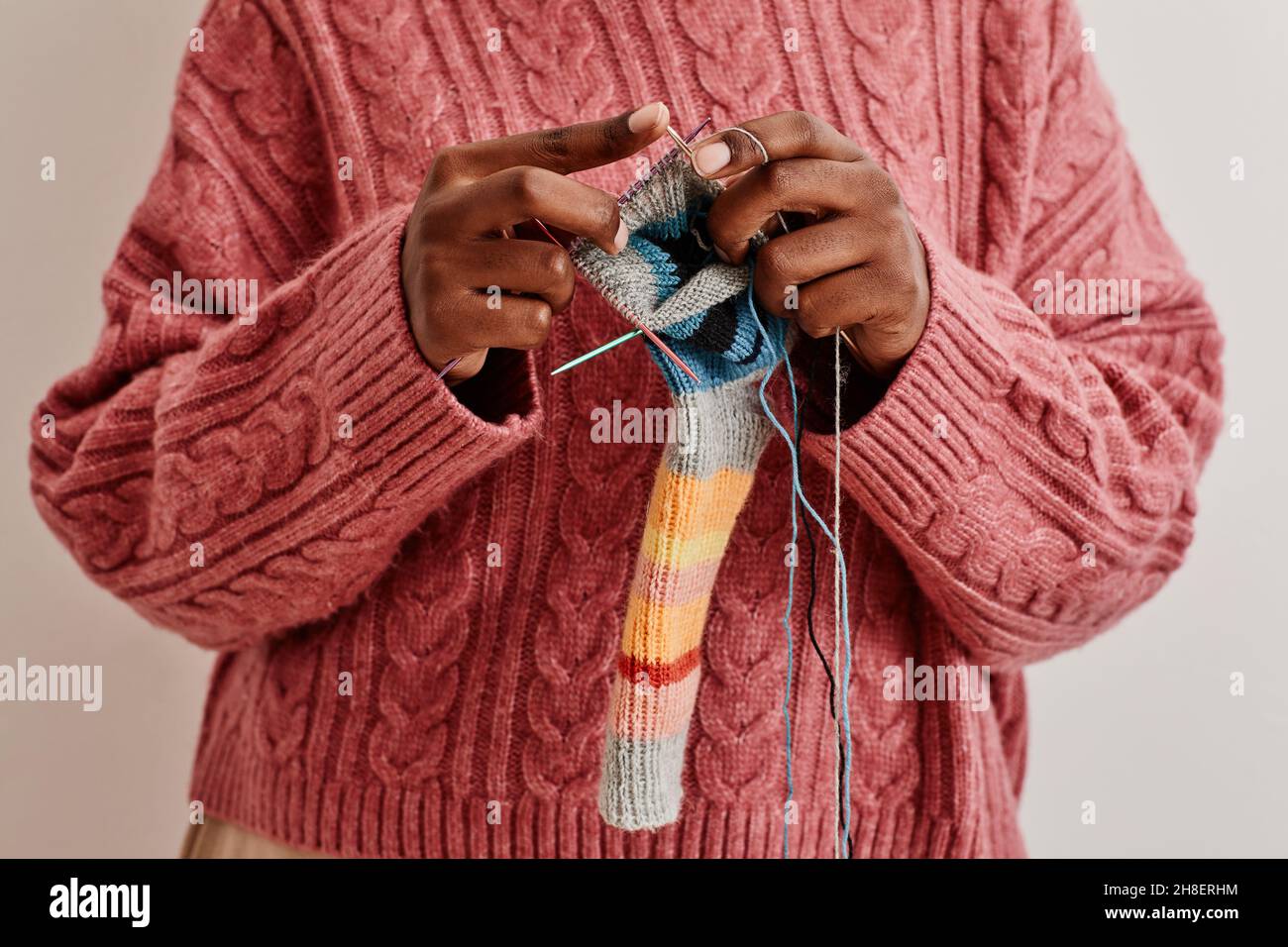 Petit gros plan de la jeune femme afro-américaine tricoter des chaussettes, espace de copie Banque D'Images