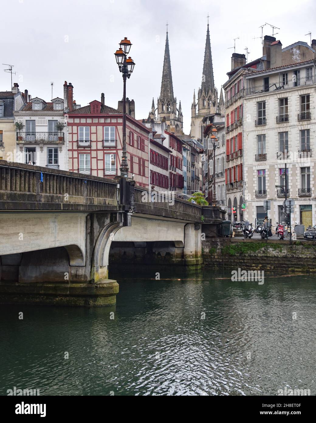 BAYONNE, FRANCE - 30 octobre 2021 : maisons anciennes au bord de la Nive, dans le centre de Bayonne, Aquitaine, France Banque D'Images