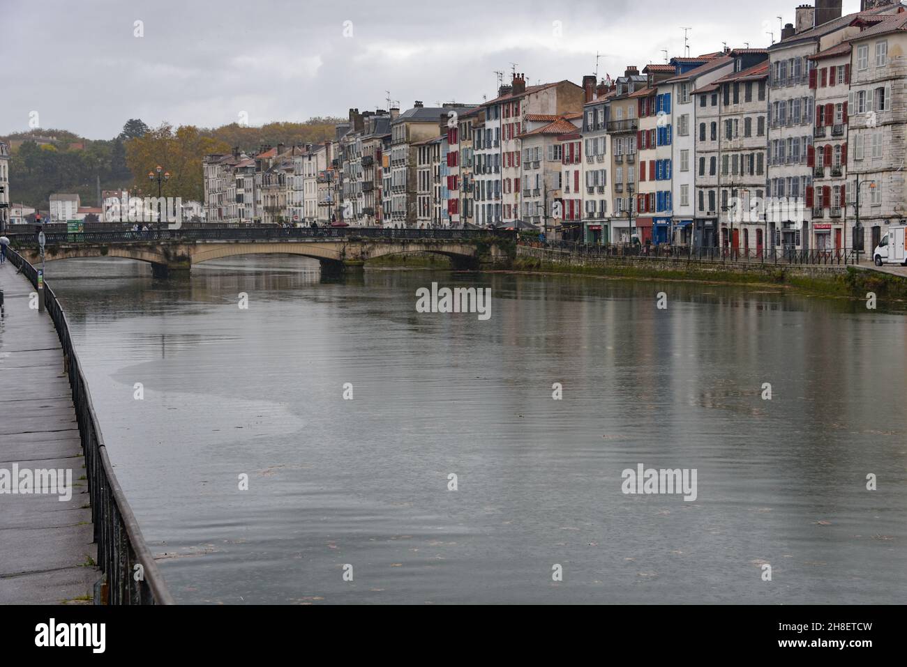 BAYONNE, FRANCE - 30 octobre 2021 : maisons anciennes au bord de la Nive, dans le centre de Bayonne, Aquitaine, France Banque D'Images