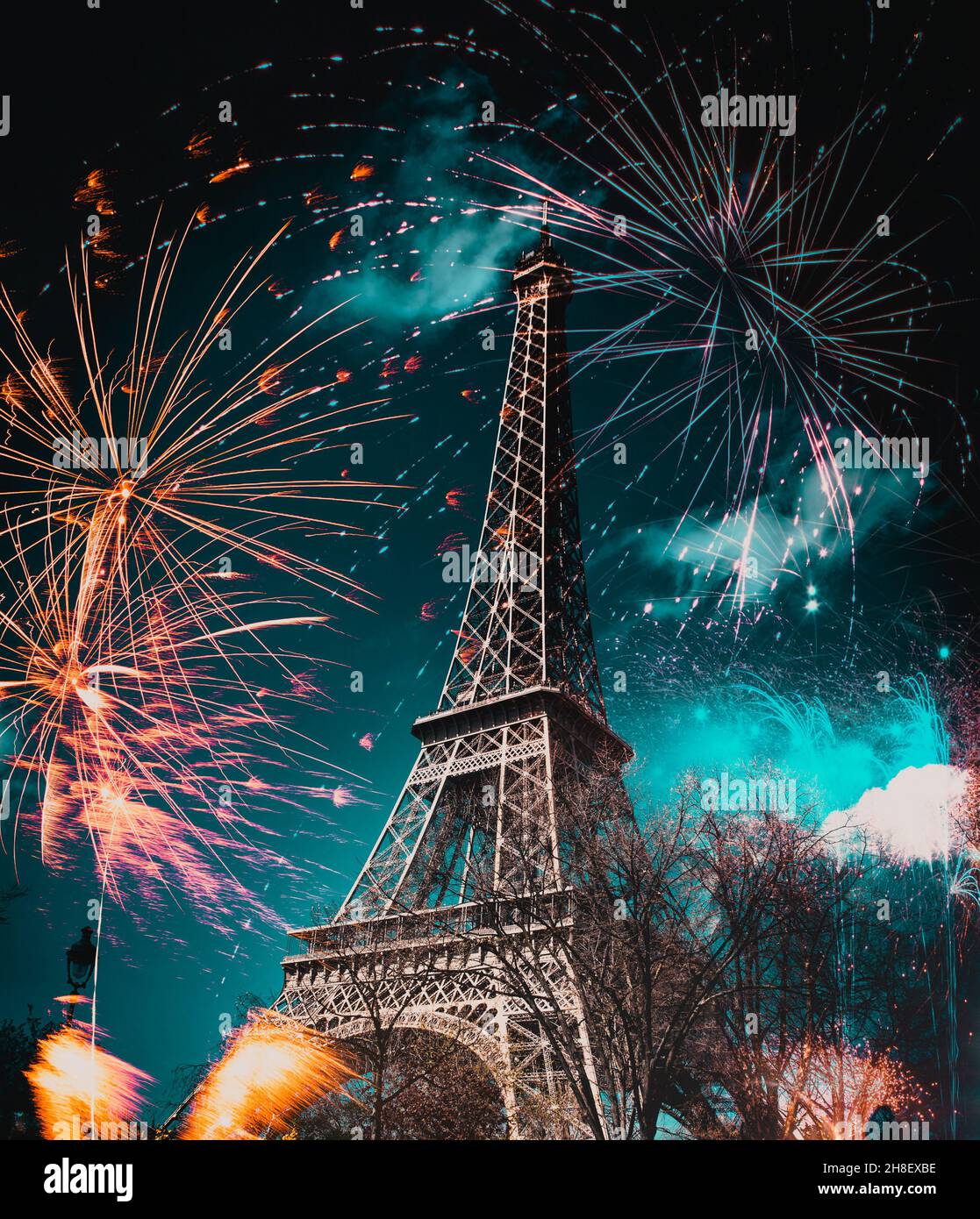 Feux d'artifice autour de la tour Eiffel le nouvel an à Paris Banque D'Images