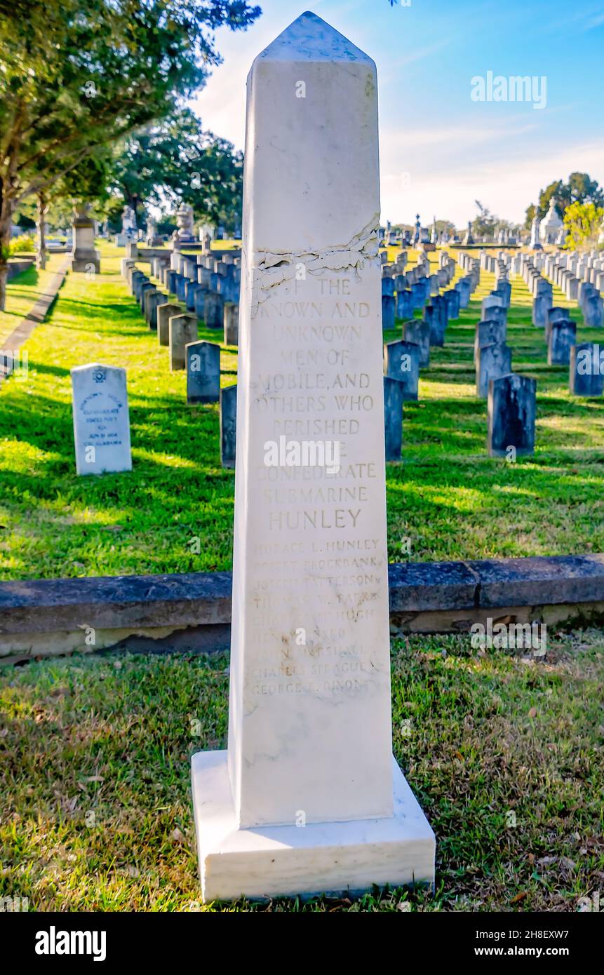 Le monument CSS Hunley est photographié au cimetière Magnolia, le 26 novembre 2021, à Mobile, Alabama.Le monument rend hommage à ceux qui sont morts dans le CSS Hunley. Banque D'Images