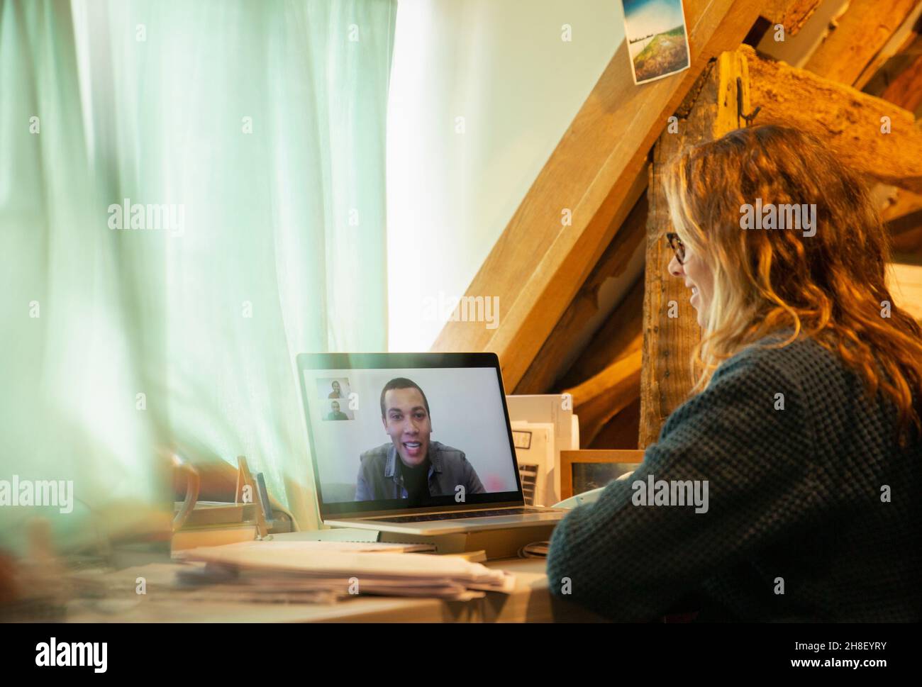 Visioconférence femme avec collègue sur écran d'ordinateur portable à la maison Banque D'Images