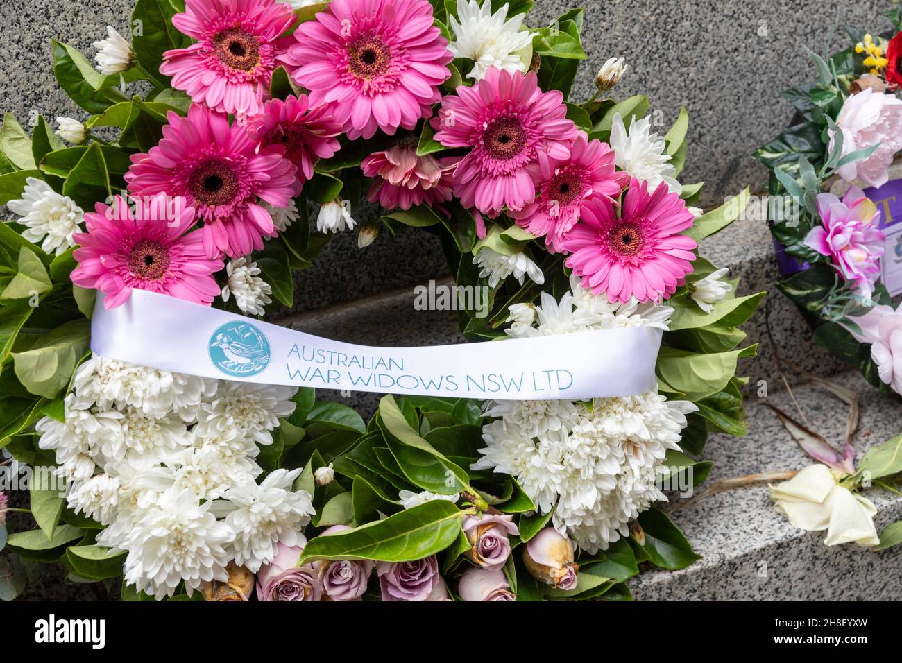 Les veuves de guerre australiennes placent une couronne au cénotaphe de martin place Sydney - de peur d'oublier, l'Australie Banque D'Images