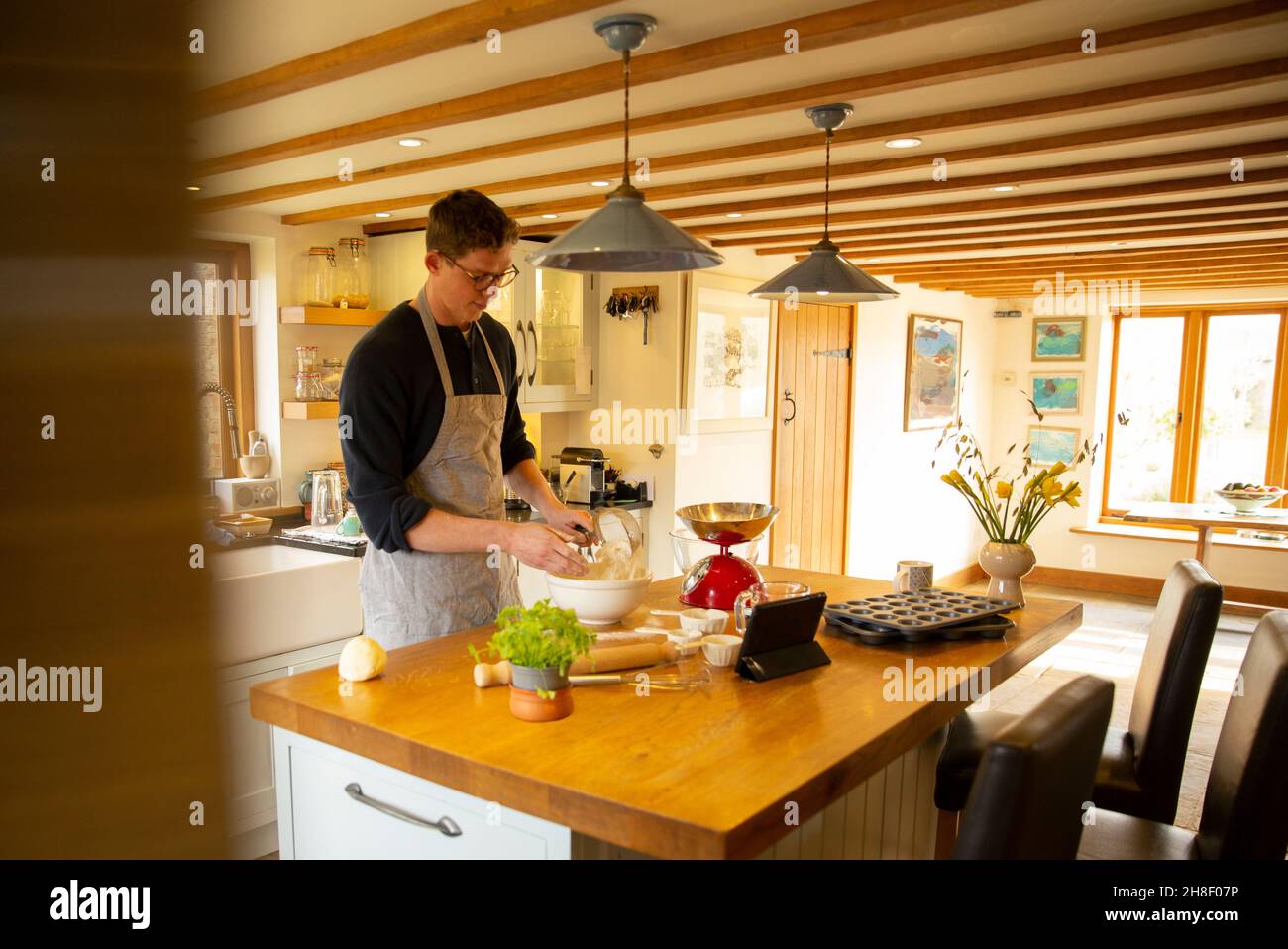 Man baking in kitchen Banque D'Images
