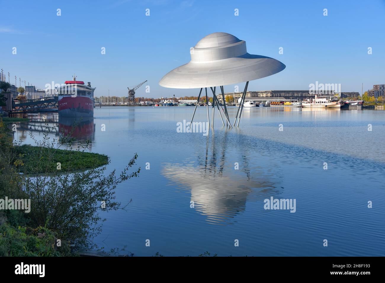 Bordeaux, France - 7 novembre 2021 : oeuvre d'art de soucoupe volante de Suzanne Treister dans le quai de Bordeaux Banque D'Images