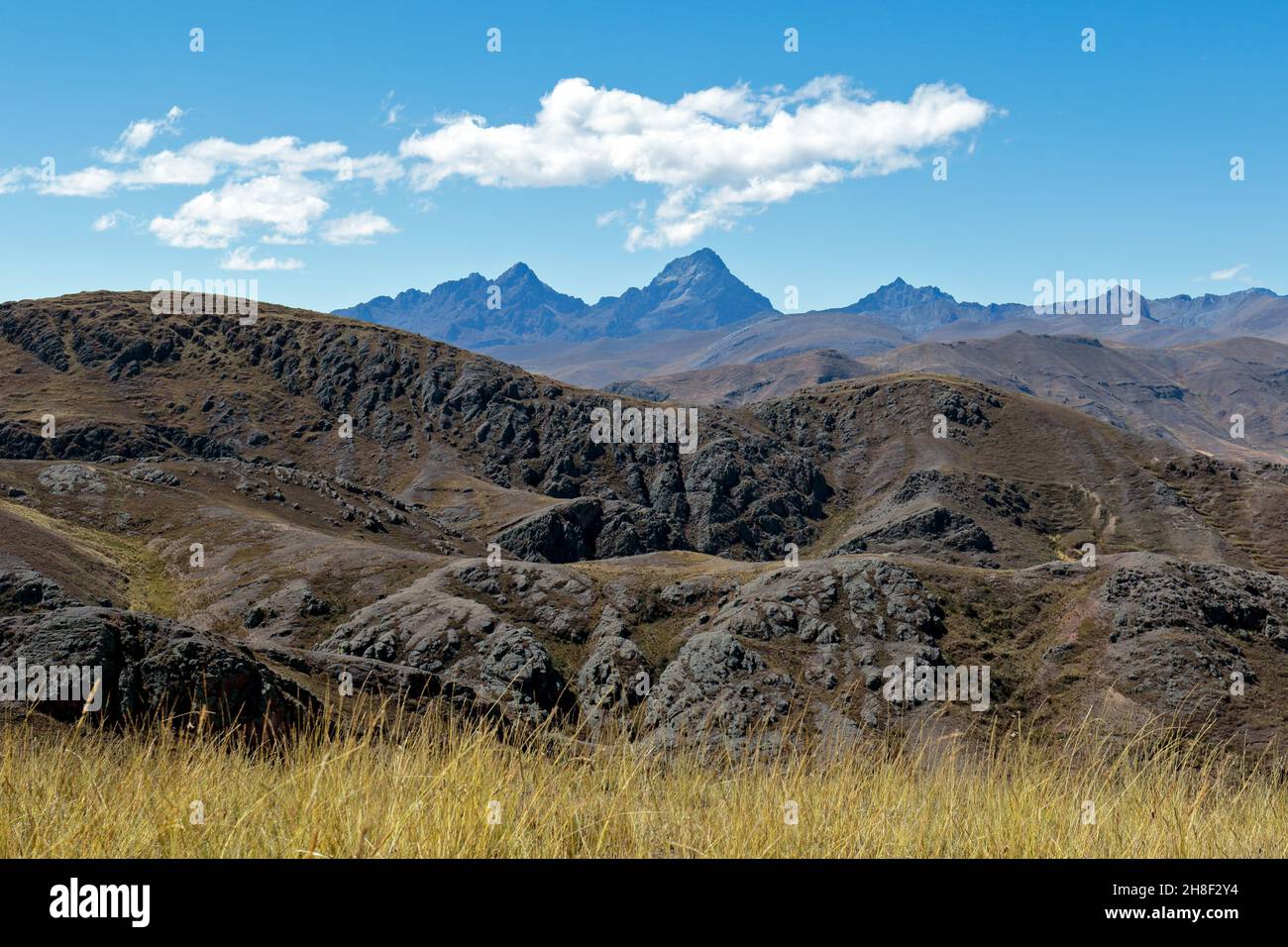 Impressionnant paysage de montagne dans les Andes péruviennes, c'est comme vous voyez une partie de la majestueuse chaîne de montagnes qui traverse toutes les Andes en Amérique latine Banque D'Images