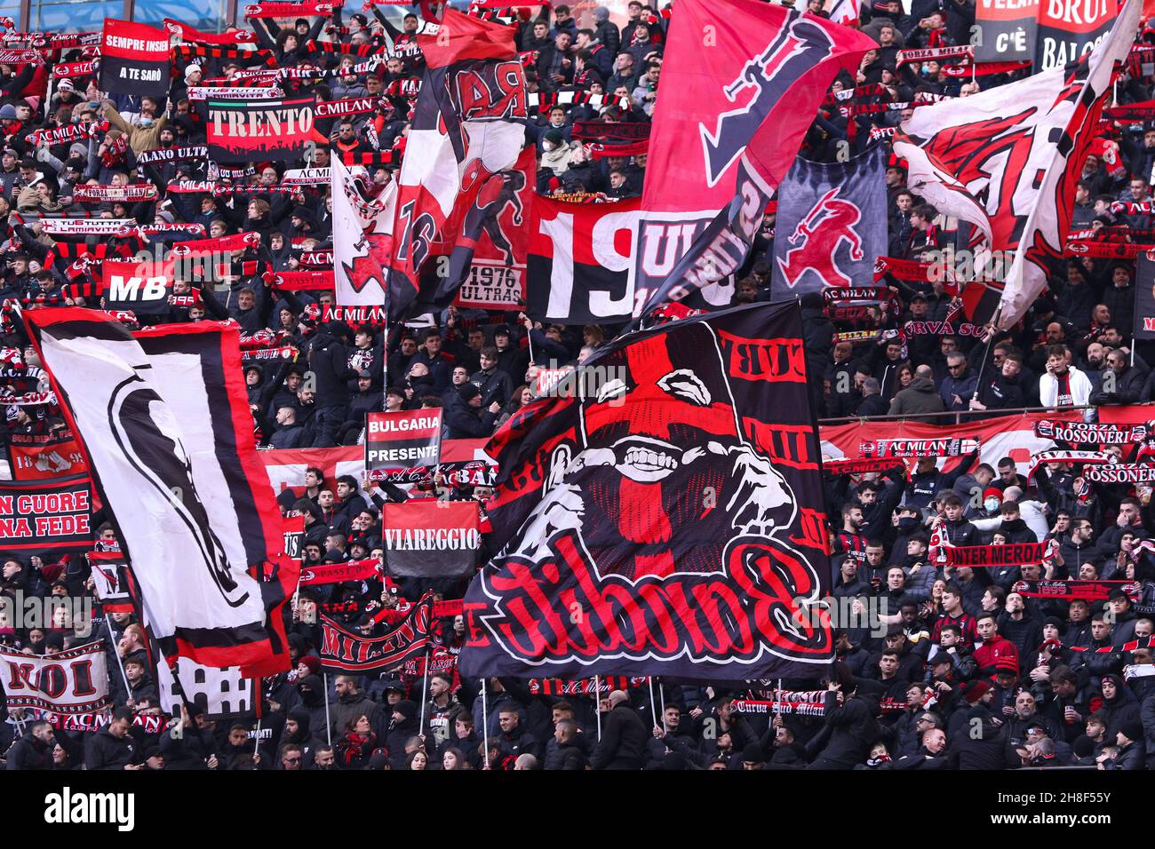 Milan, Italie.28 novembre 2021.Italie, Milan, nov 28 2021: les supporters de l'ac Milan brandissent les drapeaux et affichent des banderoles dans les stands pendant le match de football AC MILAN vs SASSUOLO, série A 2021-2022 day14, stade San Siro (Credit image: © Fabrizio Andrea Bertani/Pacific Press via ZUMA Press Wire) Banque D'Images