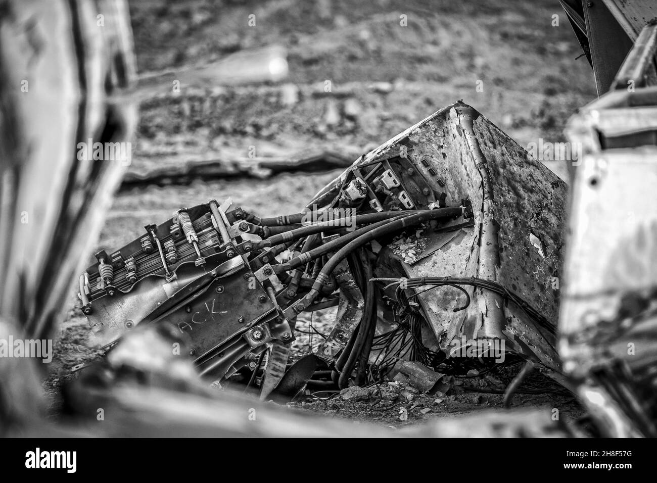 Prise de vue en niveaux de gris d'anciens panneaux de commande dans un chantier avec un arrière-plan flou Banque D'Images