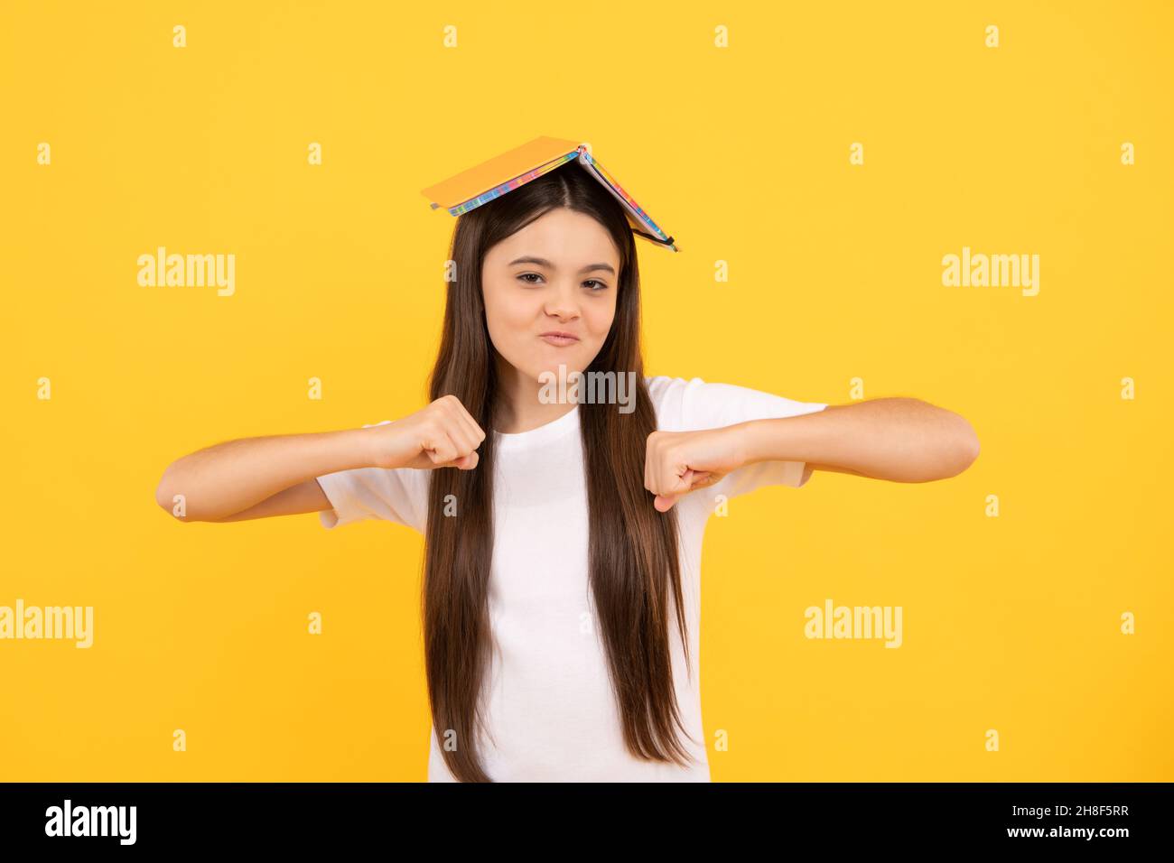 bonne élève et élève. jeune fille dansant. enfant avec un livre ou un bloc-notes. Banque D'Images