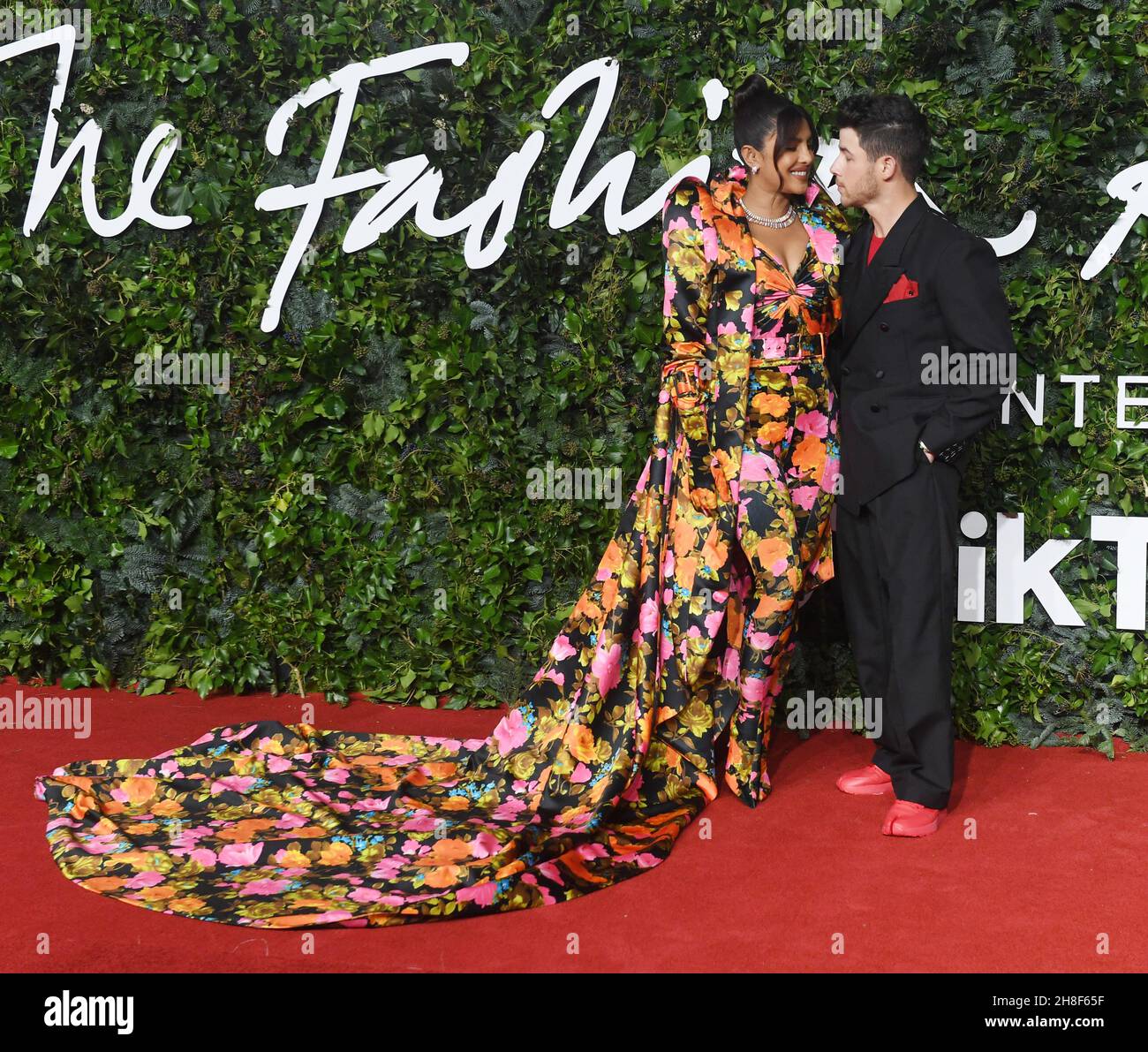 Londres, Royaume-Uni.29 novembre 2021.L'actrice indienne Priyanka Chopra et le singulière américain Joe Jonas assistent aux Fashion Awards au Royal Albert Hall, Londres, le lundi 29 novembre 2021.Photo par Rune Hellestad/UPI crédit: UPI/Alay Live News Banque D'Images