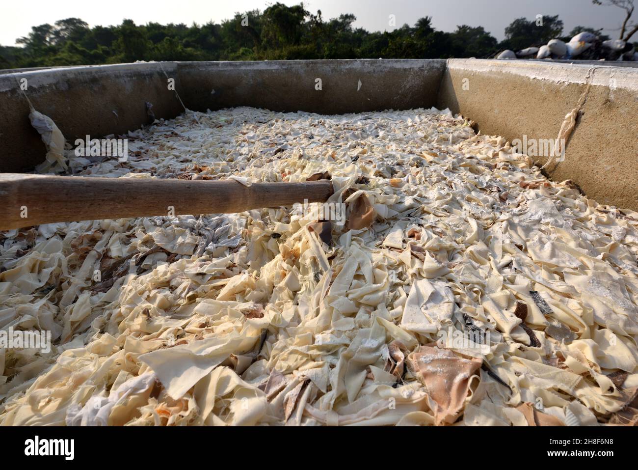 Le recyclage des déchets de tissus est le processus par lequel les vieux vêtements et autres textiles sont récupérés pour réutilisation principalement pour la fabrication de fils.Le processus de recyclage implique la collecte de tissus gaspillés dans les usines de vêtements, les déchets de réconsommation ou post-industriels se composent de déchets textiles qui sont produits au stade industriel de la production de matières textiles.Réduit les besoins en espace de décharge, en gardant à l'esprit que les produits à fibres synthétiques ne se décomposent pas et que les fibres naturelles peuvent libérer des gaz à effet de serre, éviter l'utilisation de fibres vierges, réduire la consommation d'énergie et d'eau, pollution avo Banque D'Images