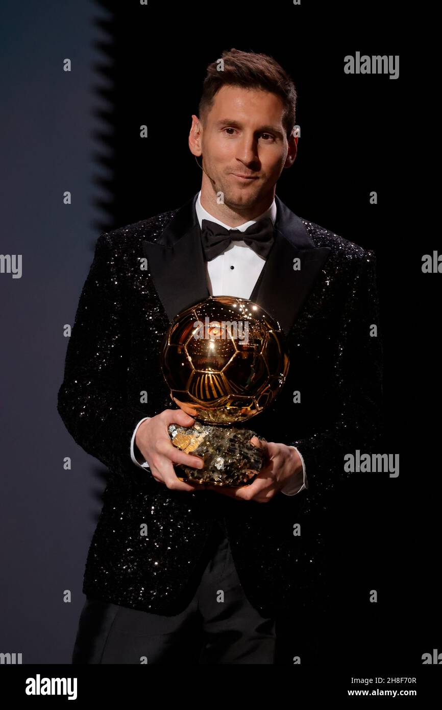 Paris, France.29 novembre 2021.Lionel Messi pose avec le trophée des hommes  2021 ballon d'Or lors d'une cérémonie qui s'est tenue au Théâtre du Châtelet,  Paris, France, le 29 novembre 2021.Credit: Henri Szwarc/Xinhua/Alay