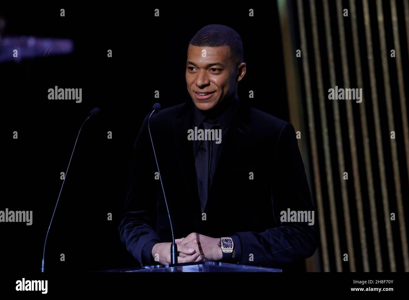 Paris, France.29 novembre 2021.Kylian Mbappe s'adresse à la cérémonie du ballon d'Or 2021 qui s'est tenue au Théâtre du Châtelet, Paris, France, le 29 novembre 2021.Credit: Henri Szwarc/Xinhua/Alay Live News Banque D'Images