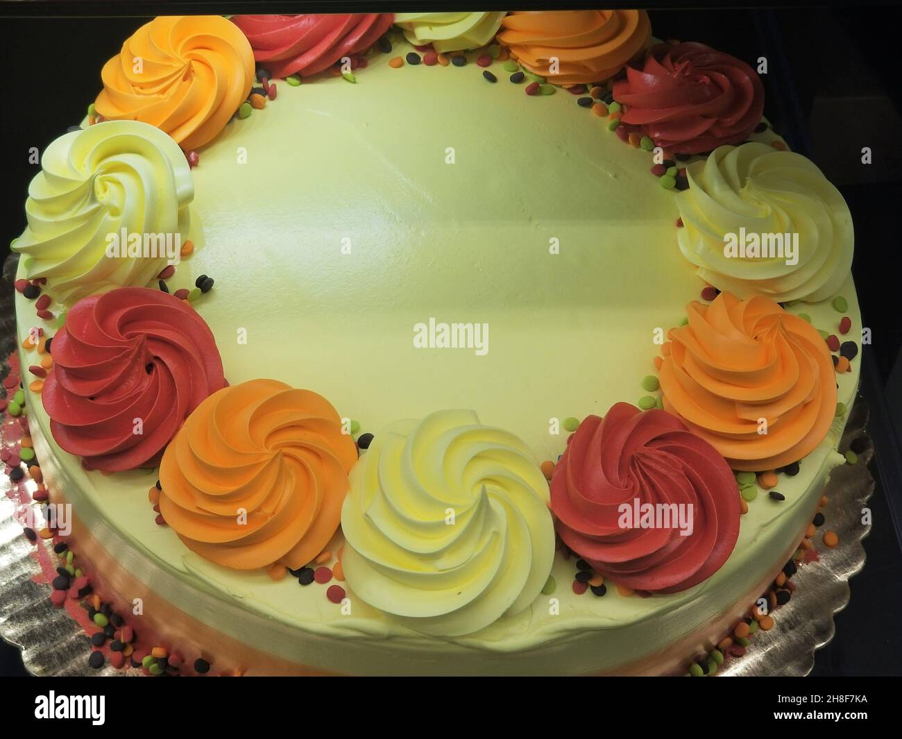 Magnifique gâteau à la vanille avec les couleurs d'automne du glaçage  rouge, jaune et orange sur le dessus Photo Stock - Alamy