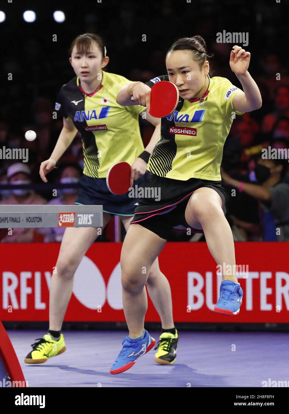 Mima Ito (R) et Hina Hayata au Japon jouent contre les adversaires chinois Wang Manyu et Sun Yingsha dans la double finale féminine aux championnats du monde de tennis de table à Houston le 29 novembre 2021.(Kyodo)==Kyodo photo via crédit: Newscom/Alay Live News Banque D'Images