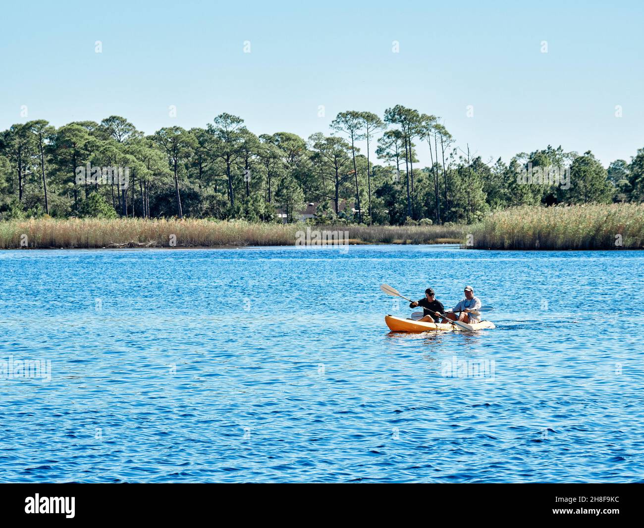 Les gens qui font du kayak à Western Lake dans le parc national de Grayton Beach, une zone de loisirs touristique populaire dans la côte du golfe de Floride. Banque D'Images