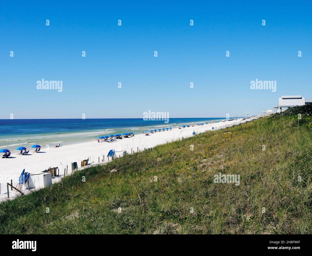Les gens et les familles profitant de la plage de sable blanc et des plages de la Floride, Golfe du Mexique, sur la côte de la Floride, aux États-Unis. Banque D'Images