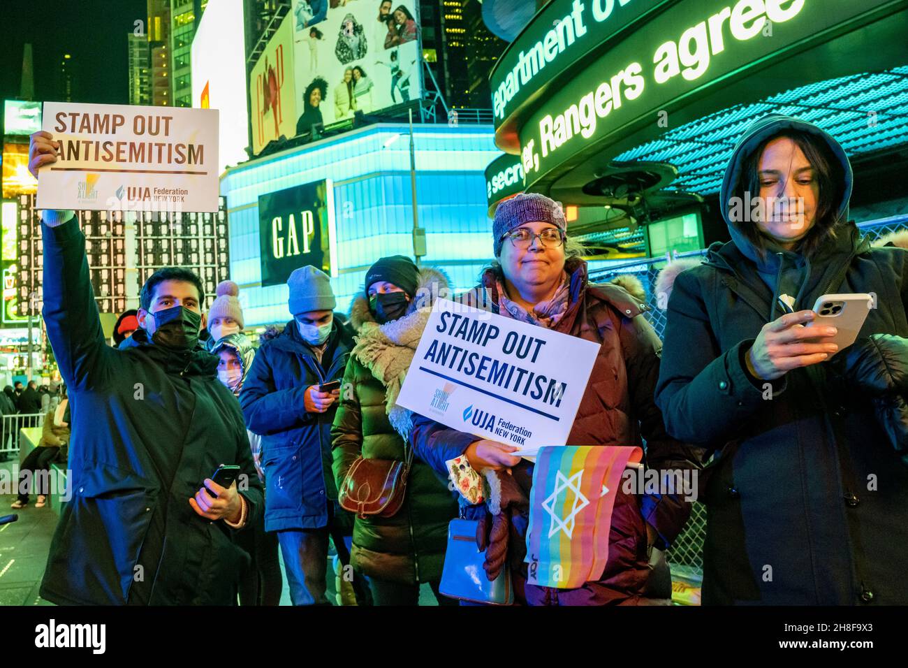 New York, États-Unis.29 novembre 2021.Les gens affichent des signes juifs lorsqu'ils assistent à l'événement d'éclairage de Ménorah Shine A Light on Antisemitisme organisé par une coalition de plus de 60 organisations et sociétés juives et non juives américaines et canadiennes le deuxième jour d'Hannukkah, sur la place du temps de New York.Credit: Enrique Shore/Alay Live News Banque D'Images