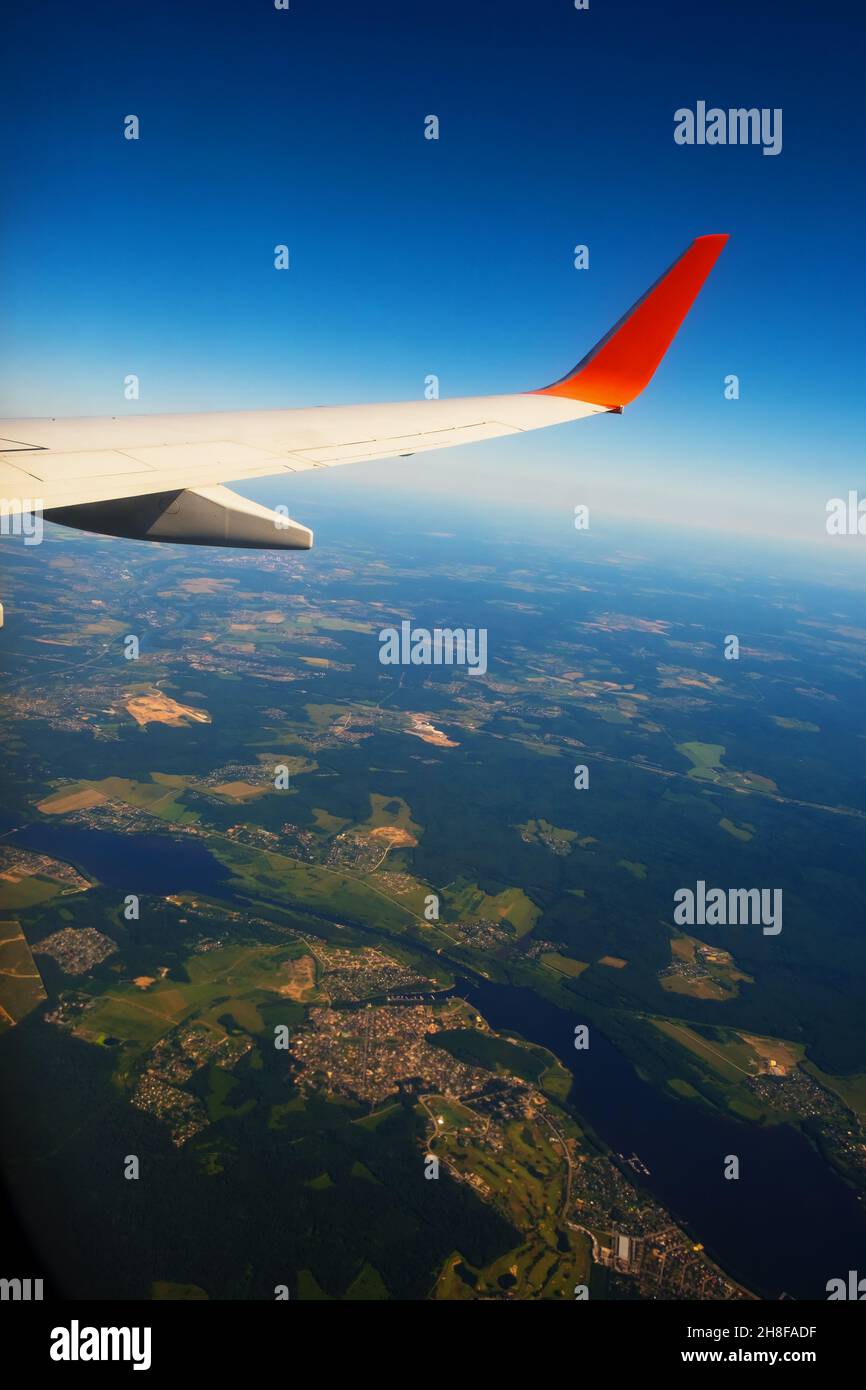 Image classique à travers la fenêtre de l'avion sur l'aile. Vue sur la Russie Banque D'Images