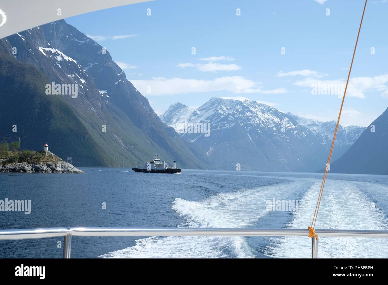 Voile sur un yacht à travers les fjords de Norvège avec vue sur un bateau et les montagnes Banque D'Images