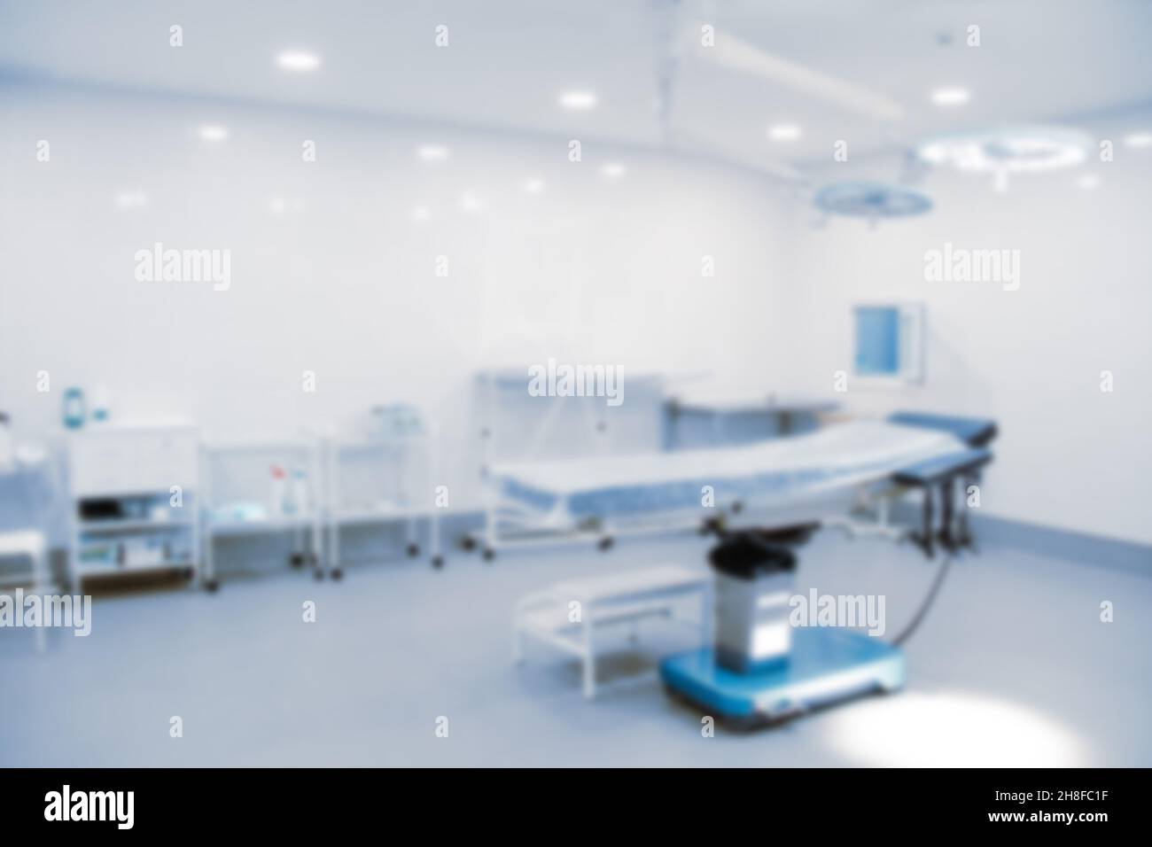 Salle d'opération intérieure floue et équipement moderne dans l'hôpital.dispositif médical pour chirurgien chirurgical urgence patient dans le style de ton bleu.Save Banque D'Images