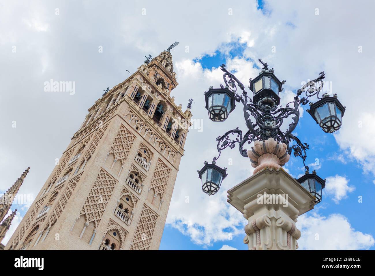 Gros plan sur la Giralda, le clocher de la cathédrale de Séville en Espagne. Banque D'Images