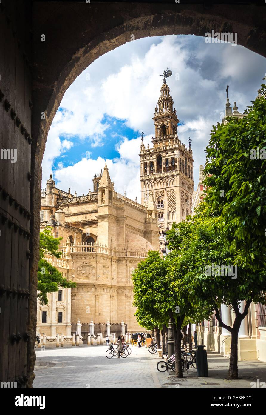 La tour Giralda de Séville vue depuis les murs de l'Alcazar en Espagne Banque D'Images