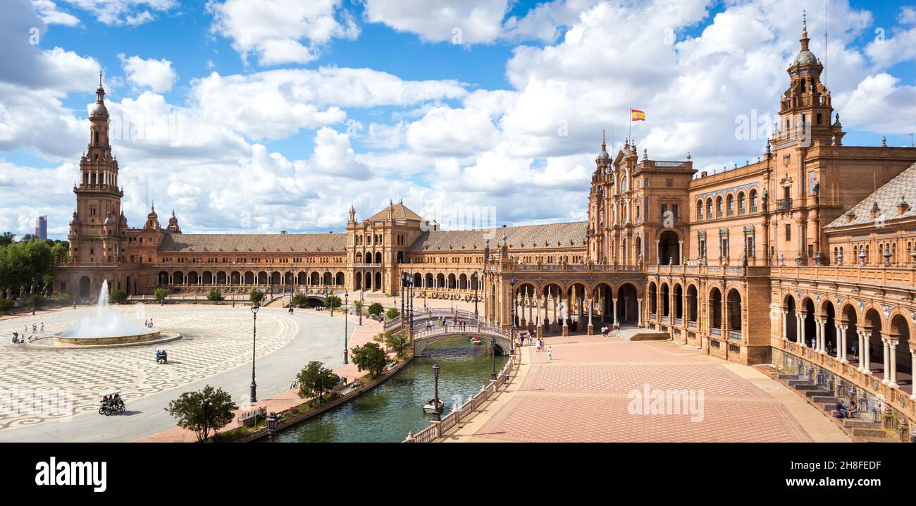 Vue panoramique sur la Plaza de Espana à Séville en Espagne.L'un des monuments les plus spectaculaires du monde et l'un des meilleurs bâtiments d'Andalus Banque D'Images