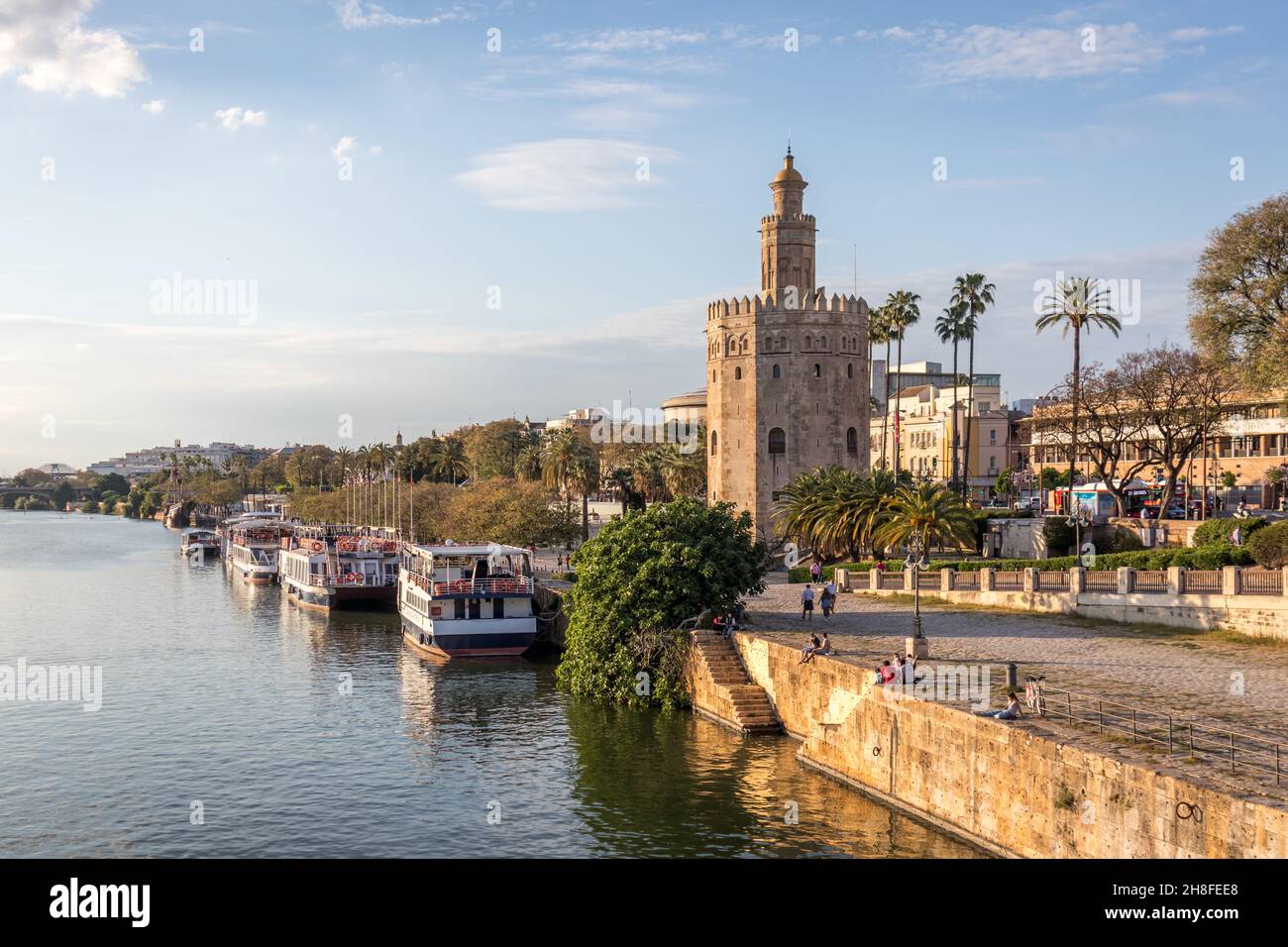Vue sur le fleuve Guadalquivir et la Torre del Oro à Séville en Espagne.Carte postale typique de la ville. Banque D'Images