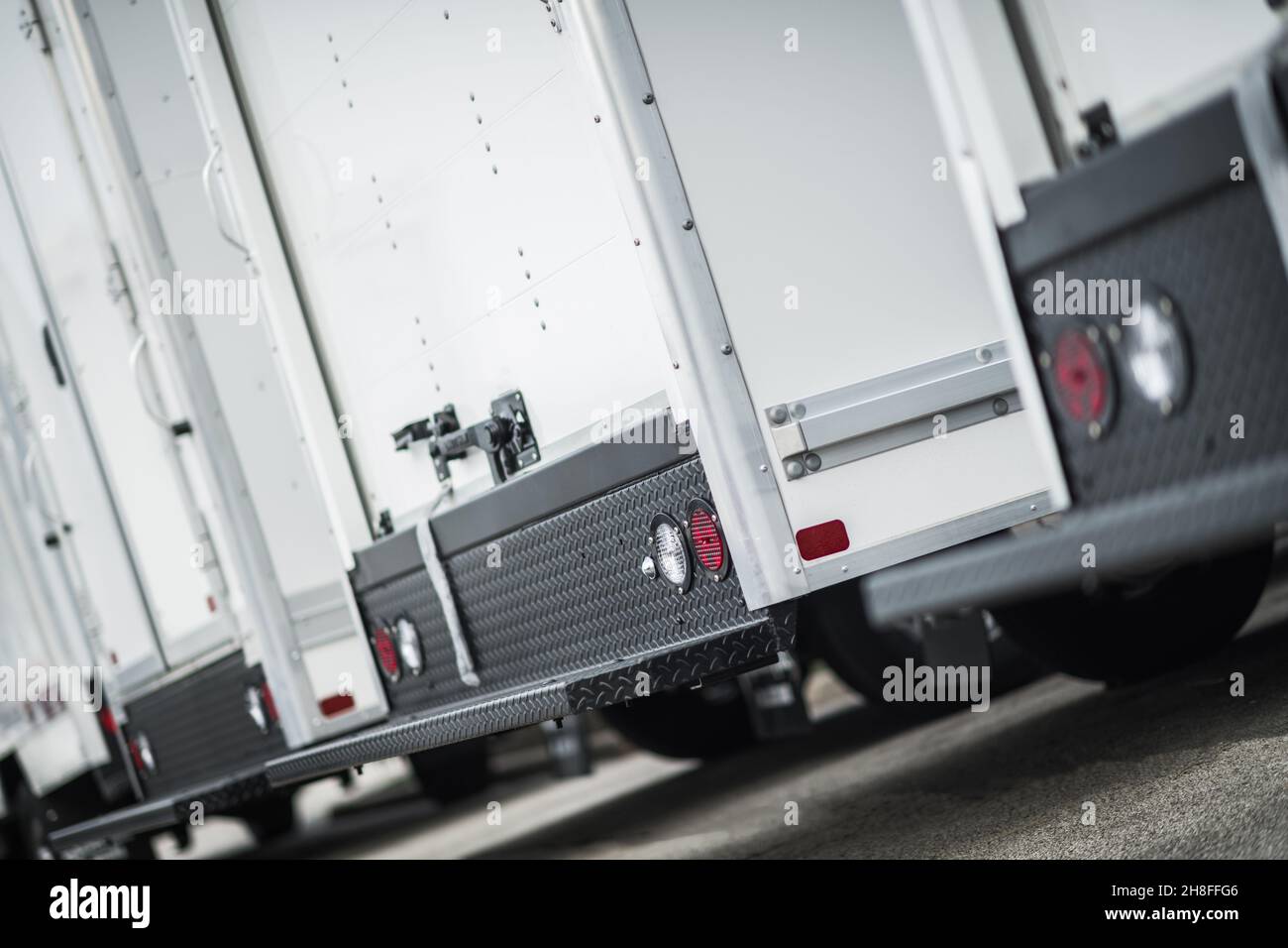 Gros plan sur les camions utilitaires pour parcs.Véhicules de livraison dans une rangée.Thème de l'industrie du transport. Banque D'Images