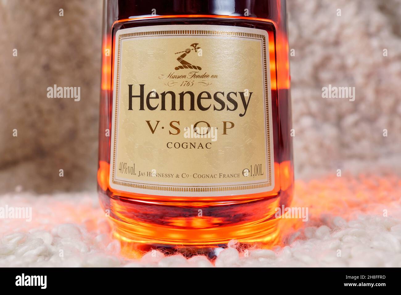 Tyumen, Russie-27 novembre 2021 : logo de marque Hennessy du célèbre cognac de France.Mise au point sélective Banque D'Images