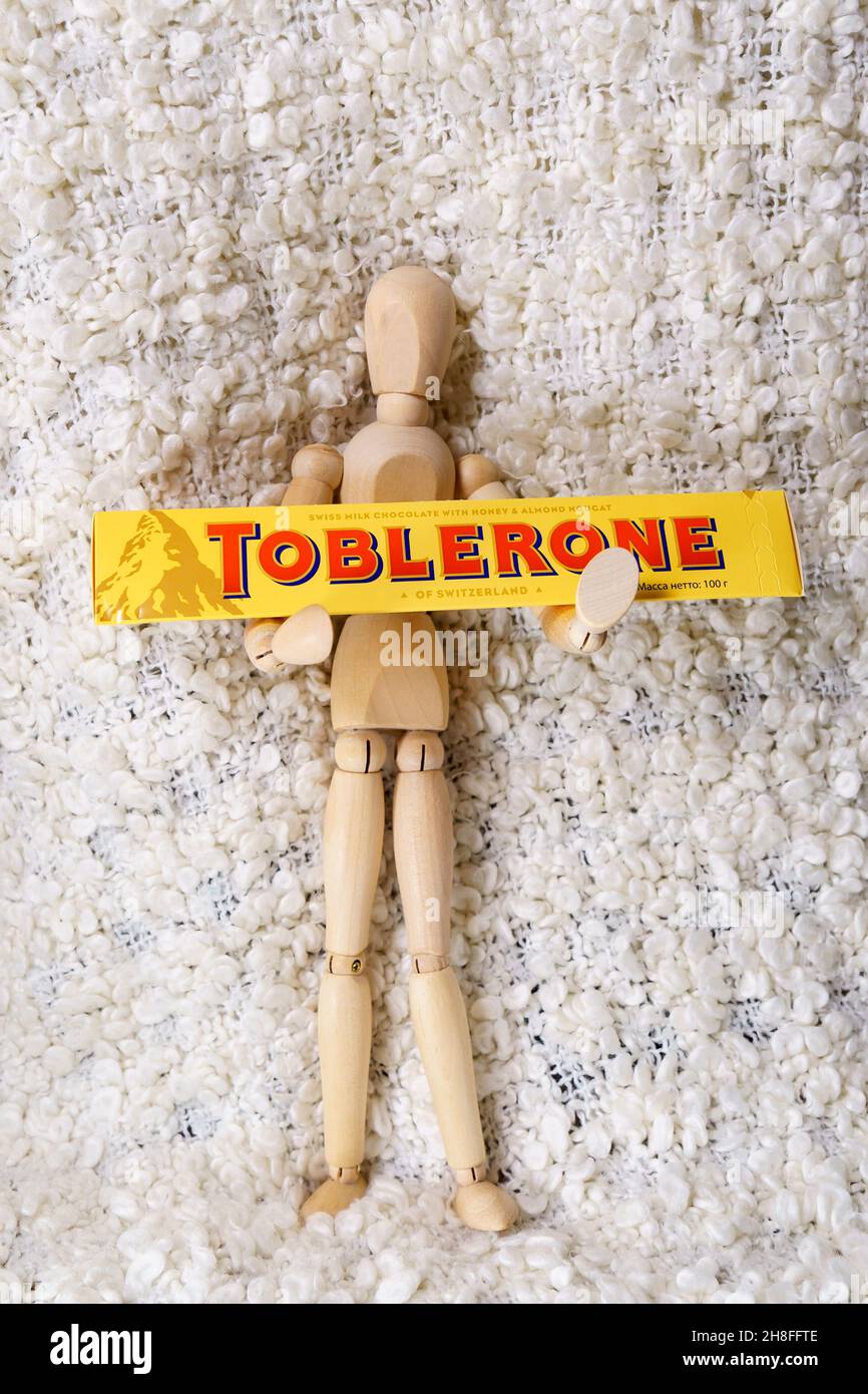 Tyumen, Russie-27 novembre 2021 : le logo de Toblerone est une barre de chocolat suisse de Mondelez International.Photo verticale Banque D'Images