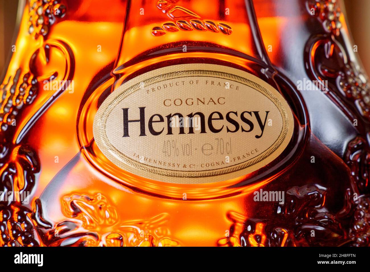 Tyumen, Russie-27 novembre 2021 : logo Hennessy, une marque de célèbre cognac de France.Mise au point sélective Banque D'Images