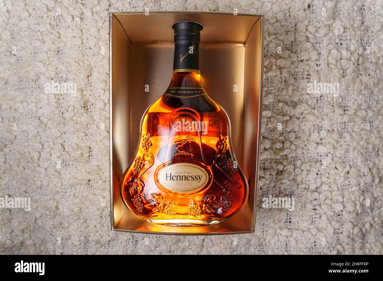 Tyumen, Russie-27 novembre 2021 : logo Hennessy, une marque de célèbre cognac de France.Mise au point sélective Banque D'Images