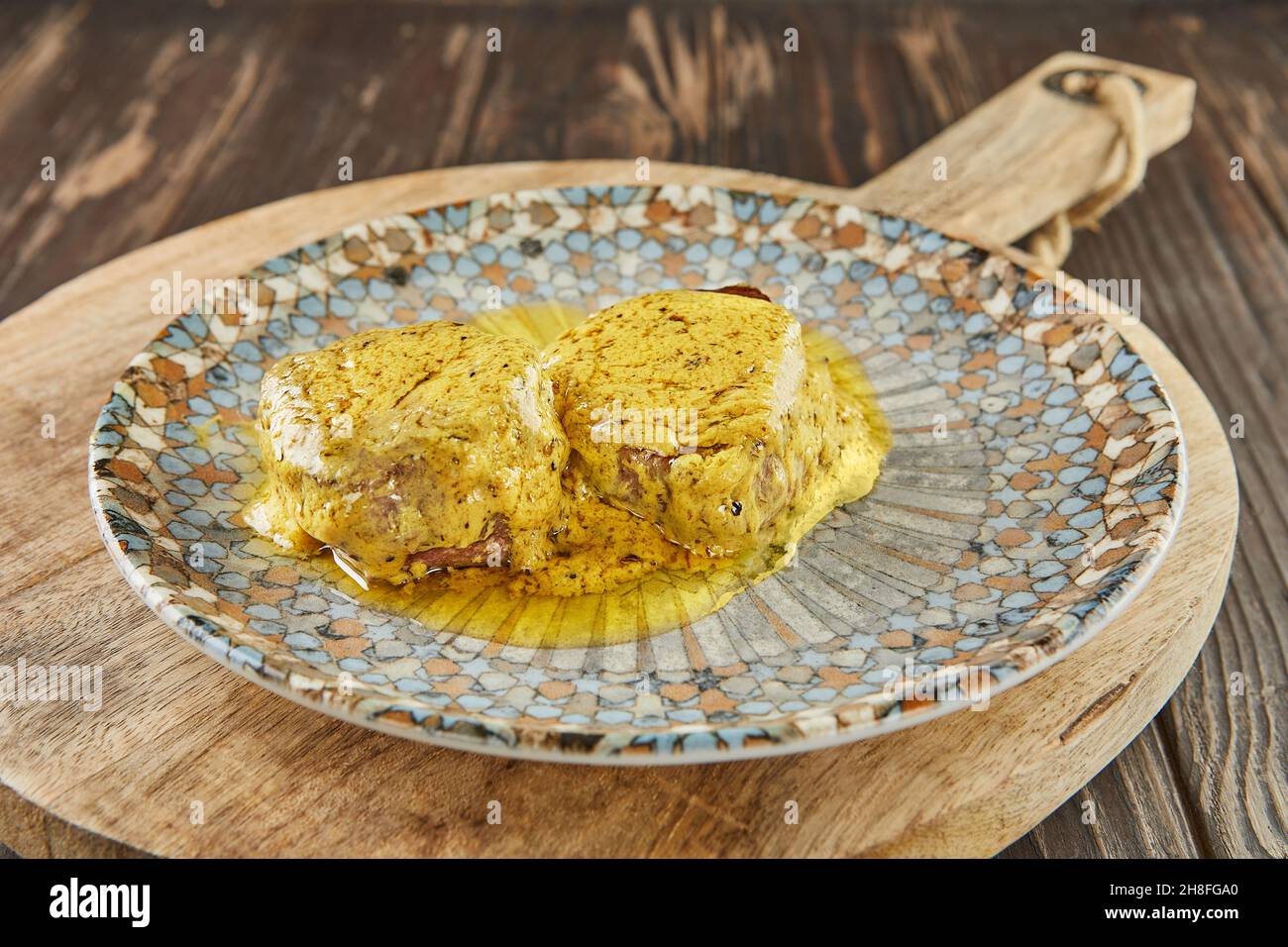 Médaillons de filet de bœuf à la sauce moutarde de dijon.Cuisine gastronomique française Banque D'Images