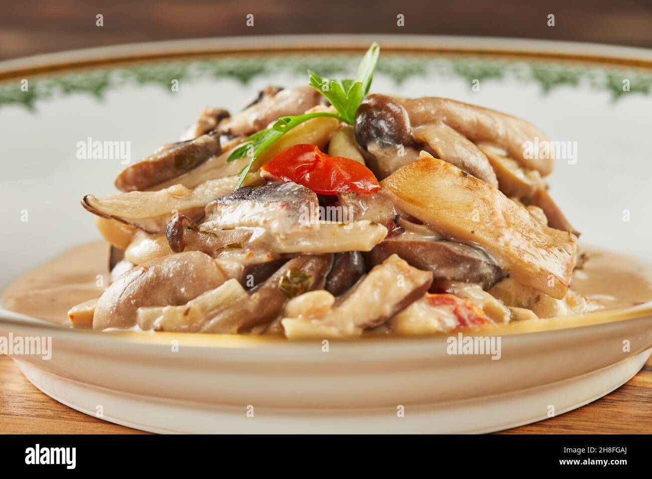 Ragoût avec quatre types de champignons.Cuisine gastronomique française Banque D'Images