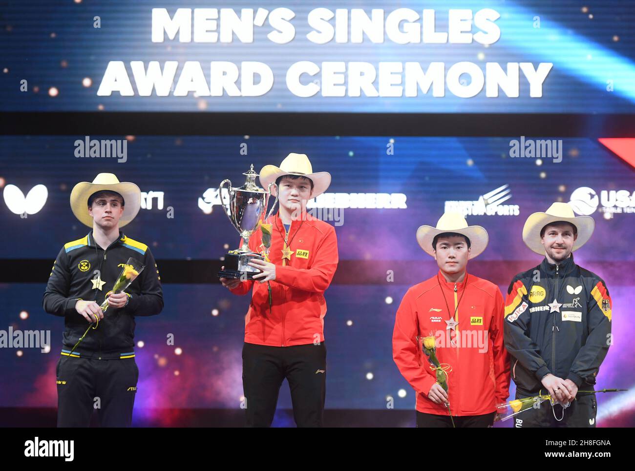 (211130) -- HOUSTON, 30 novembre 2021 (Xinhua) -- médaillé d'or Fan Zhendong (2e L) de Chine, médaillé d'argent Truls Moregard (1er L) de Suède, médaillé de bronze Tim Boll (1er R)De l'Allemagne et Liang Jingkun de la Chine posent sur le podium lors de la cérémonie de remise des prix après le match final masculin des célibataires entre Fan Zhendong de la Chine et Truls Moregard de la Suède lors des finales des Championnats du monde de tennis de table 2021 à Houston, aux États-Unis, le 29 novembre 2021.(Xinhua/Wu Xiaoling) Banque D'Images