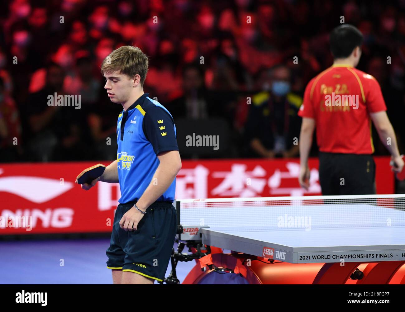 Houston.29 novembre 2021.Truls Moregard (L) de Suède réagit lors du match  final masculin entre Fan Zhendong de Chine et Truls Moregard de Suède lors  des finales des Championnats du monde de tennis
