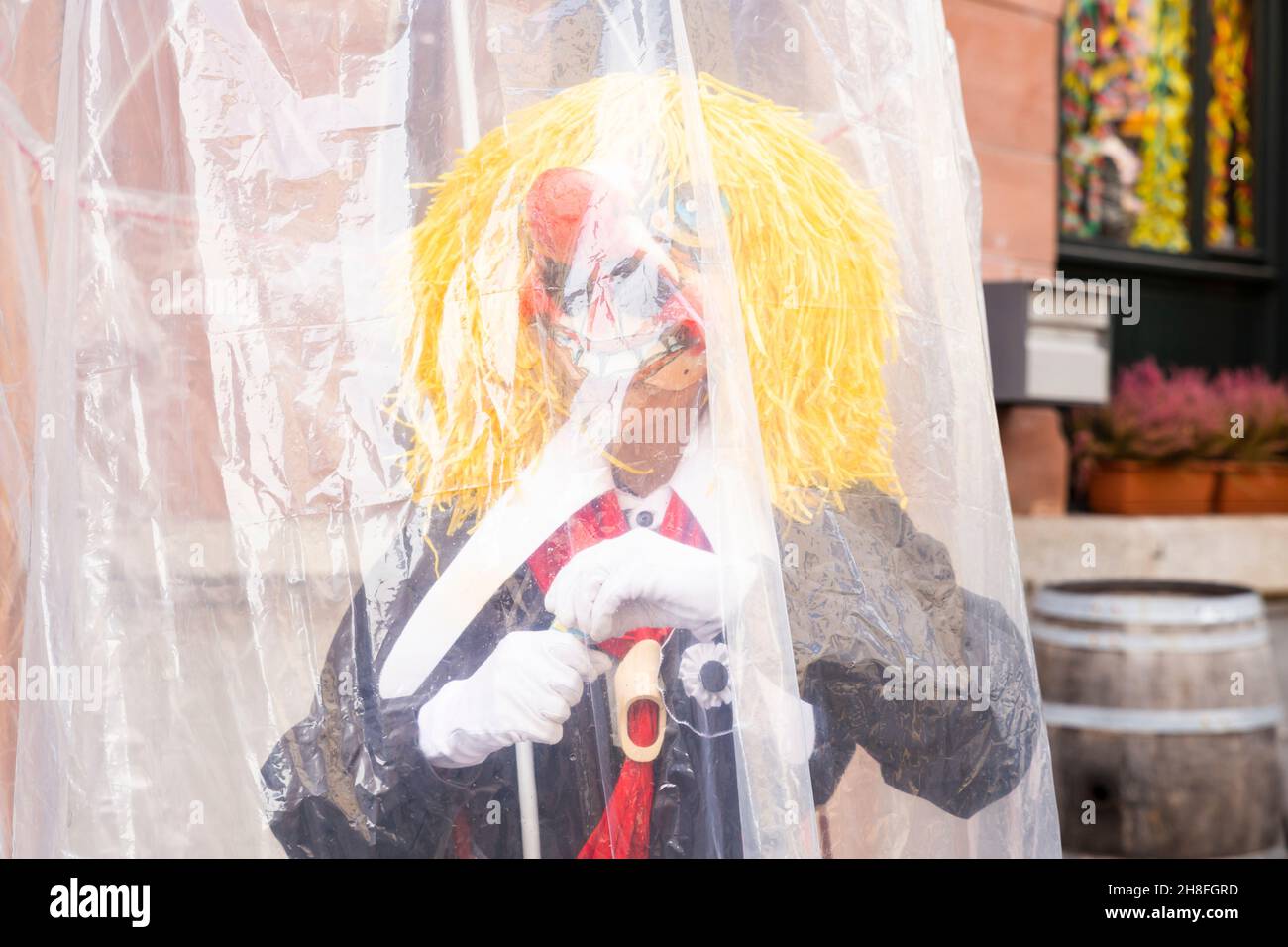 Bâle, Suisse - février 21.Un seul fêtard de carnaval dans un costume de costume de makeshft Banque D'Images