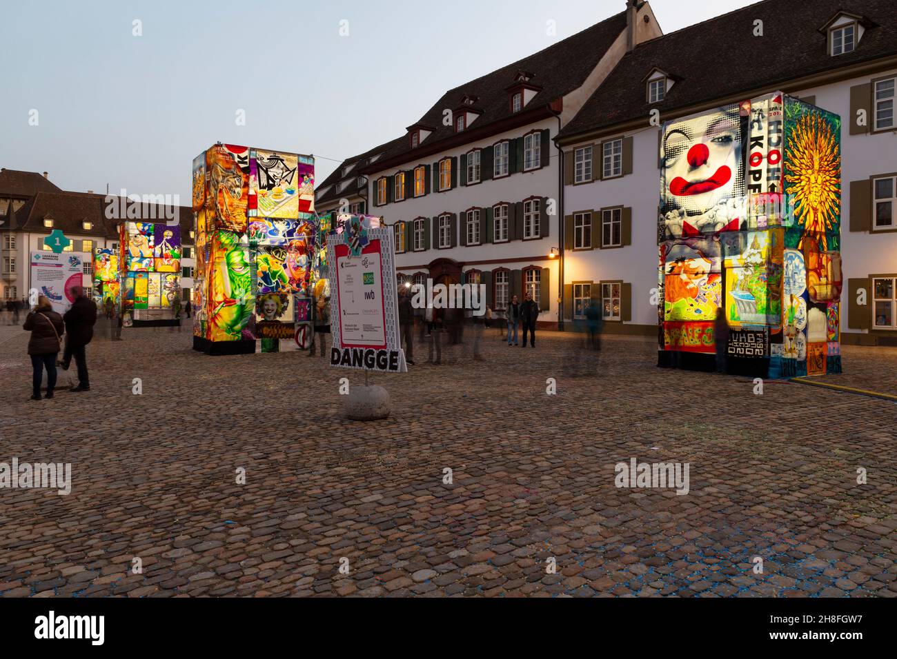 Bâle, Suisse - février 21.Place de la cathédrale avec exposition de lanternes de carnaval illuminées Banque D'Images