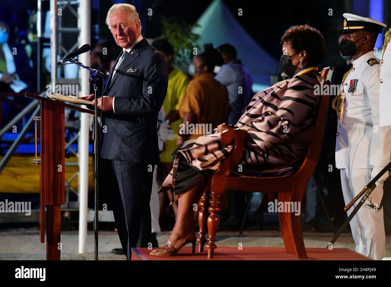 Le Prince de Galles prononce un discours près de la nouvelle présidente de la Barbade, Sandra Mason, lors de la cérémonie d'inauguration présidentielle pour marquer la naissance d'une nouvelle république à la Barbade, à Bridgetown, à la Barbade.Date de la photo: Mardi 30 novembre 2021. Banque D'Images