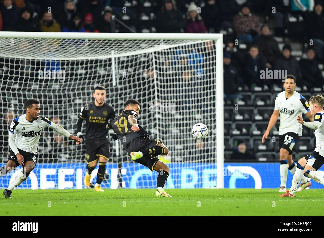 DERBY, GBR.29 NOV André Gray de Queens Park Rangers tire et marque son deuxième but lors du match de championnat Sky Bet entre Derby County et Queens Park Rangers au Pride Park, Derby, le lundi 29 novembre 2021.(Credit: Jon Hobley | MI News) Credit: MI News & Sport /Alay Live News Banque D'Images