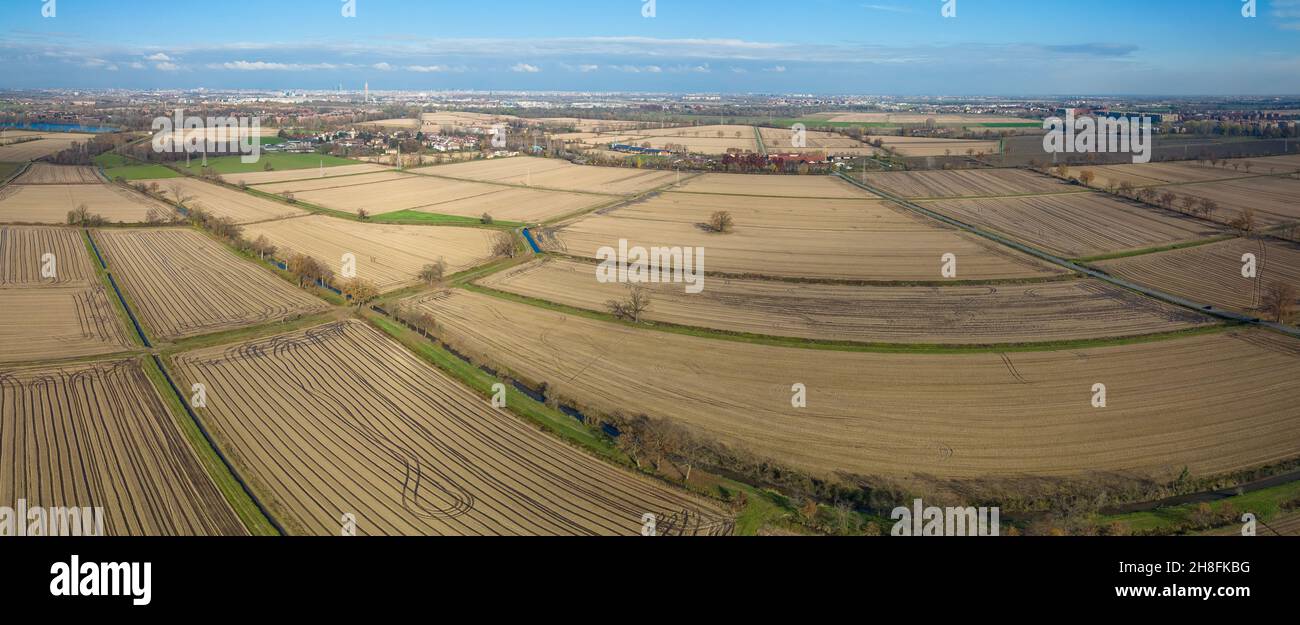 Vue aérienne des champs non cultivés en hiver, Milan, Lombardie Italie. Banque D'Images