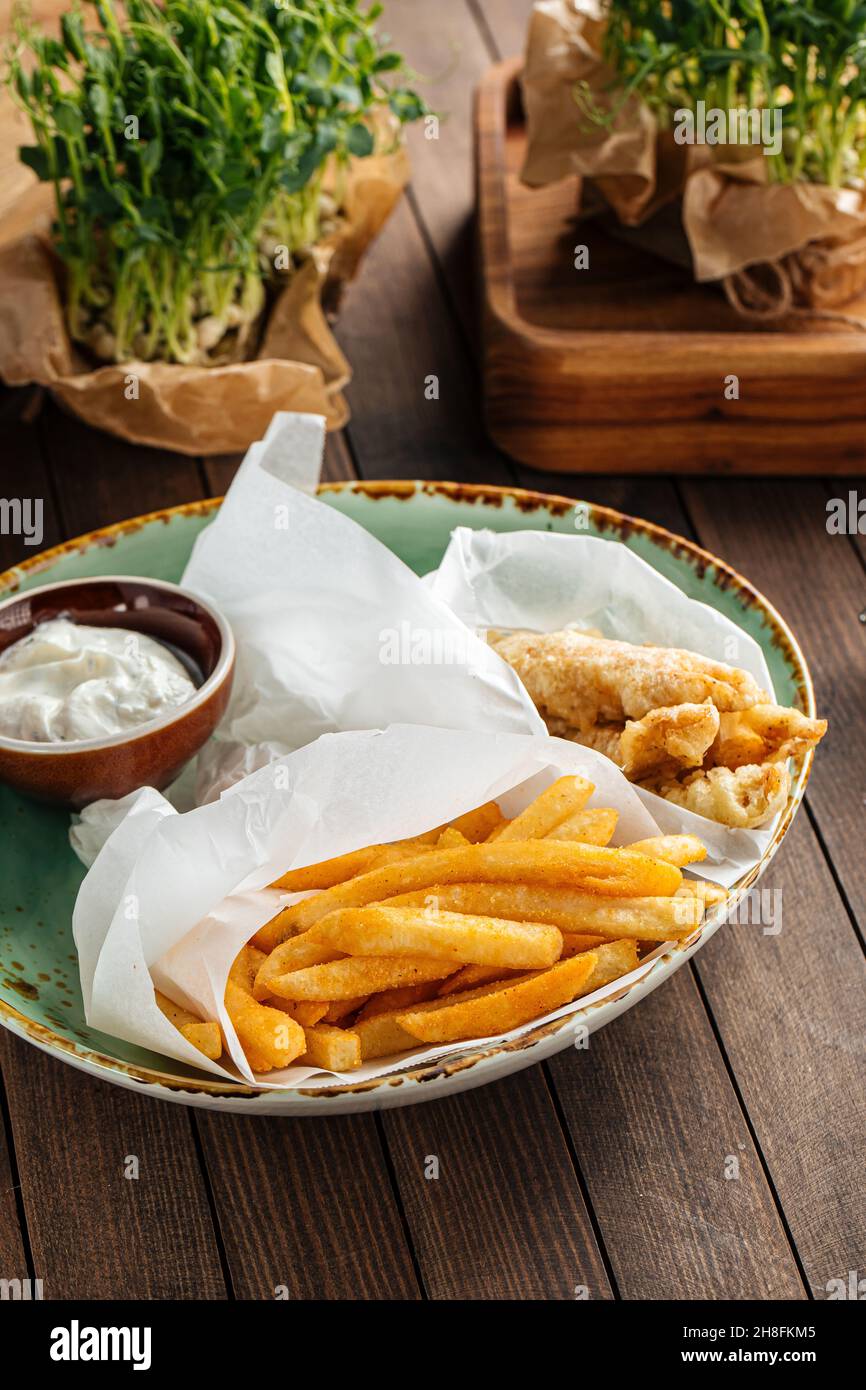 Plat de poisson et frites avec pommes de terre frites Banque D'Images